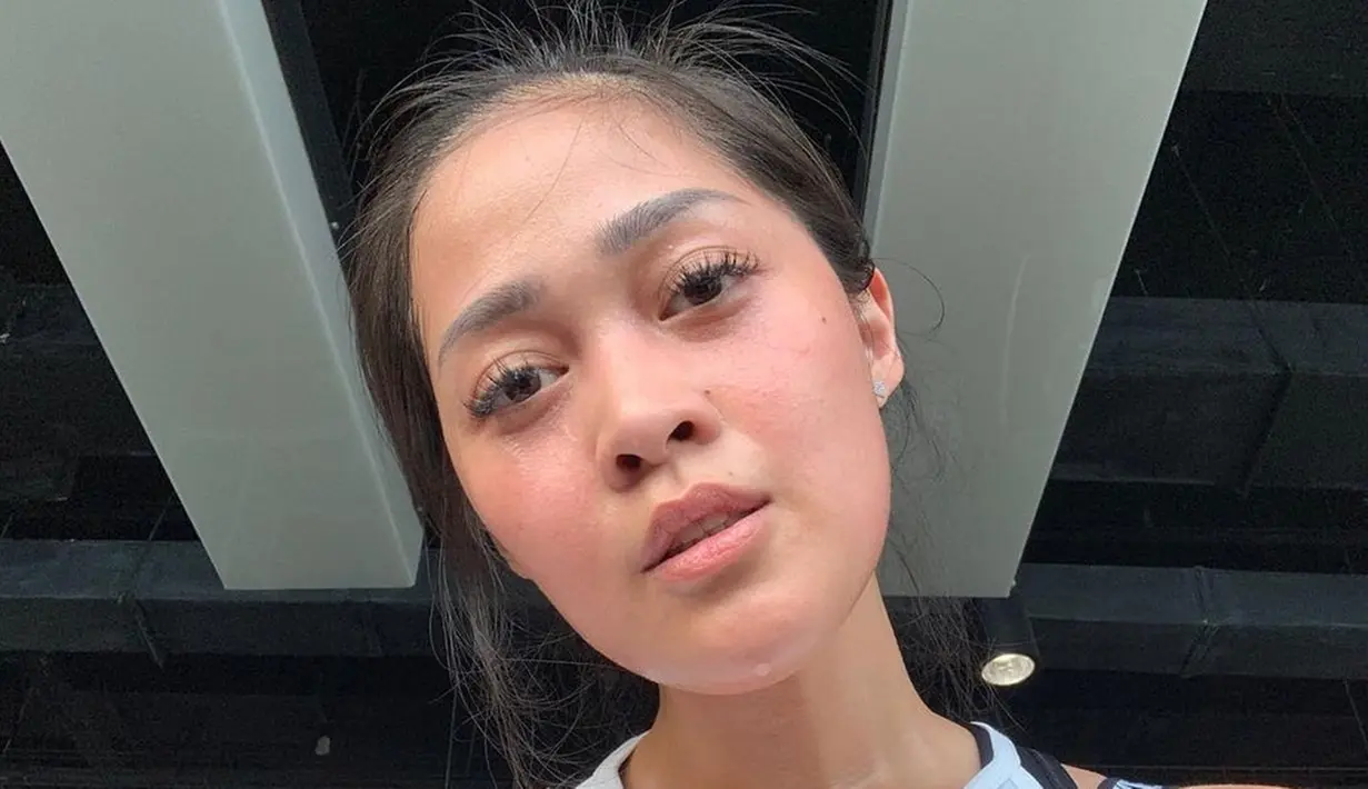 Selain disibukan dengan syuting, artis sekaligus presenter ini dikenal punya gaya hidup sehat dengan rajin berolahraga. Saat berolahraga, Gracia Indri tampil natural tanpa makeup. Dengan wajah masih berkeringat, ia tetap terlihat memesona. (Liputan6.com/IG/@Gracia Indri)