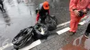 Seorang petugas kebersihan DKI Jakarta membersihkan sampah usai aksi damai 2 Desember di kawasan Jalan MH Thamrin, Jakarta, Jumat (2/12). Aksi damai 2 Desember digelar sebagai lanjutan dari aksi 4 November 2016. (Liputan6.com/Ferbian Pradolo)