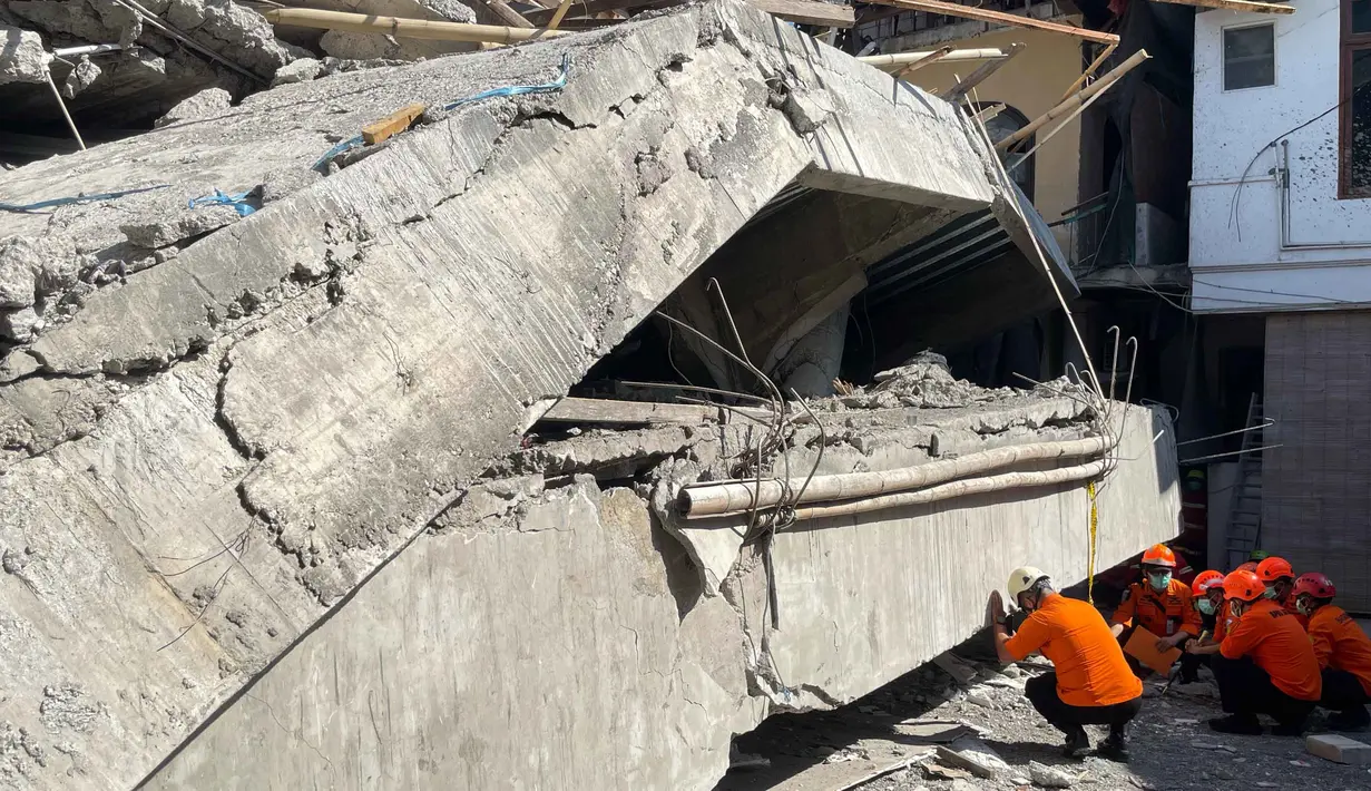 Tim pencari dan penyelamat gabungan mendeteksi adanya sejumlah korban yang masih bertahan di salah satu segmen reruntuhan. (AP Photo/Trisnadi)