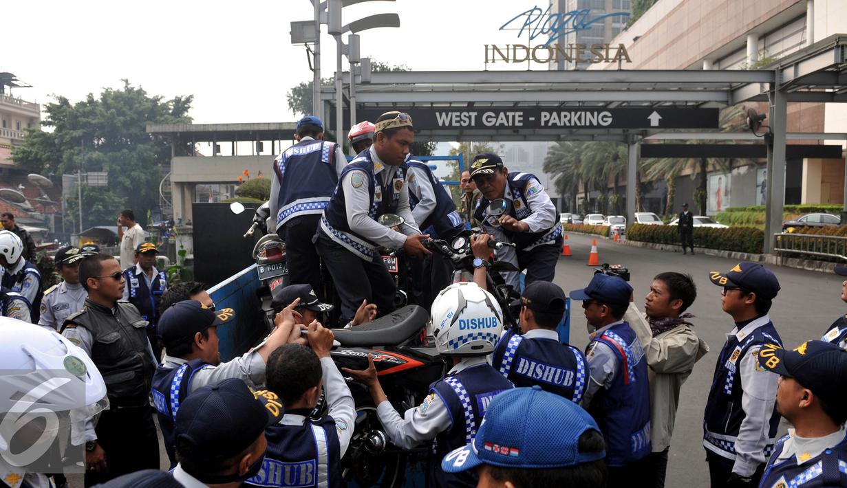 Petugas Dishub, mengangkut sepeda motor yang nekat parkir liar di kawasan Tanah Abang, Jakarta, Jumat (12/6/2015). Razia gabungan Dishub, Garnisun dan Satlantas bertujuan untuk mengantisipasi arus lalu lintas yang kerap macet. (Liputan6.com/Johan Tallo)