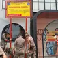 Satpol PP Kota Depok melakukan penyegelan minimarket di Jalan Raya Margonda. (Liputan6.com/Dicky Agung Prihanto)