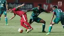 Pemain Timnas Indonesia U-19, Egy Maulana Fikri (kiri) mencoba lolos dari kawalan pemain PSS Sleman saat uji coba di Stadion Maguwohardjo, Sleman, Sabtu (12/8). Laga ini persiapan Timnas sebelum Piala AFF U-18, Myanmar. (Liputan6.com/Helmi Fithriansyah)