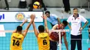 Pemain Timnas Voli Putra Indonesia, Dimas Saputra (kanan), melakukan smash kearah pemain Timnas Voli Putra Vietnam dalam pertandingan putaran kedua SEA V League 2023 yang berlangsung di Santa Rosa Sports Complex, Filipina, Jumat (28/07/2023). (Dok. avcvolley)