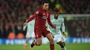 Pemain Liverpool, Alexandr Arnold melewari kingsley Coman pada leg 1, babak 16 besar Liga Champions yang berlangsung di stadion Anfield, Liverpool, Rabu (20/2). Liverpool imbang 0-0 kontra Bayern Munchen. (AFP/Oli Scarff)
