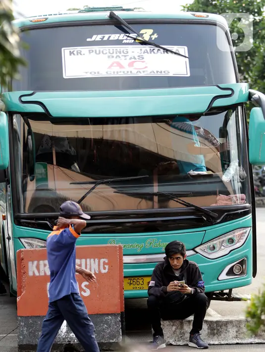 Penumpang menanti waktu keberangkatan di Terminal Kampung Rambutan, Jakarta, Kamis (22/4/2021). Pemerintah resmi memperluas periode larangan mudik lebaran 2021 mulai 22 April sampai 24 Mei 2021 yang tertuang dalam Adendum Surat Edaran (SE) Nomor 13 Tahun 2021. (Liputan6.com/Helmi Fithriansyah)