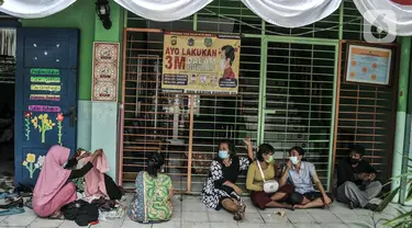 Warga korban kebakaran saat mengungsi di ruang kelas SDN 09 Kebon Kosong, Kemayoran, Jakarta, Selasa (31/8/2021). Sebanyak 250 warga masih mengungsi di gedung sekolah pasca kebakaran menghanguskan puluhan rumah semipermanen di RT 14/RW 05 pada Minggu (29/8) kemarin. (merdeka.com/Iqbal S. Nugroho)