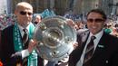 Werder Bremen merebut dua gelar domestik 2003/2004. Werder Bremen mampu menghentikan dominasi Bayern Munchen di musim 2003/2004 dengan meraih dua gelar domestik, juara Liga Jerman dan DFB Pokal. Mereka mampu unggul 6 poin atas Bayern Munchen di klasemen akhir dan mampu mengalahkan Alemannia Aachen 3-2 di partai final DFB Pokal. (AFP/DPA/Kay Nietfeld)