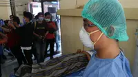 Seorang petugas kesehatan sedang menjaga pasien dalam peragaan simulasi penanganan pasien Covid-19 di RSUD Anutapura Palu. (Foto: Liputan6.com/ Heri Susanto).