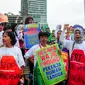 Ratusan Pekerja Rumah Tangga (PRT) melakukan aksi unjuk rasa di Bundaran HI, Jakarta, Minggu (8/3). Mereka mendesak disahkannya RUU Perlindungan Pekerja Rumah Tangga (RUU PPRT) yang masuk dalam Prolegnas 2015. (Liputan6.com/Yoppy Renato)