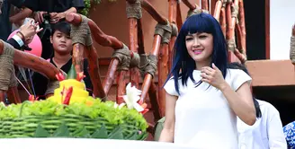 Suasana berbeda dalam perayaan ulang tahun Julia Perez yang ke-36 hari ini, Jumat (15/7/2016). Ia merayakan hari jadinya bersama binatang. Bersama dengan teman, sahabat dan anak yatim serta binatang. (Deki Prayoga/Bintang.com)