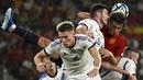 Pemain Spanyol, Robin Le Normand (kanan) berduel udara dengan pemain Skotlandia, Scott McKenna (tengah) pada laga Grup A Kualifikasi Euro 2024 di La Cartuja Stadium, Sevilla, Spanyol, Jumat (13/10/2023) dini hari WIB. (AFP/Javier Soriano)