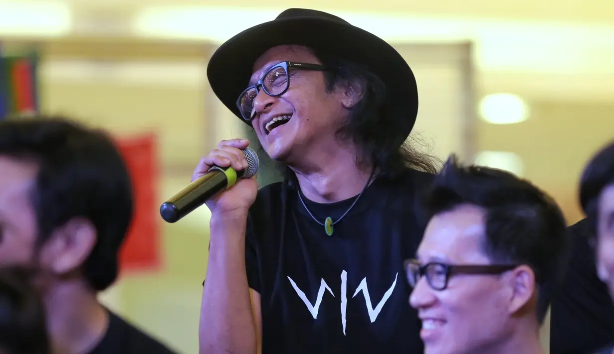 Vokalis grup band /rif ini didapuk Lala bermain dalam film Wiro Sableng. Menceritakan perannya sebagai pendekar yang memiliki banyak murid, Andy /rif pun mengaku bahwa ini pengalaman pertamanya berlaga  di film action. (Adrian Putra/Bintang.com)