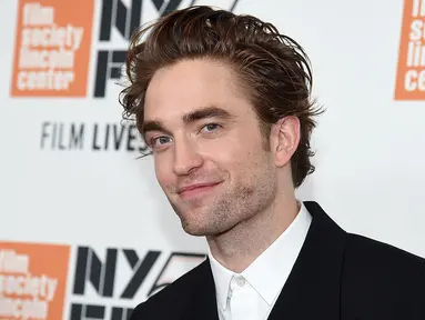 Aktor asal Inggris, Robert Pattinson menghadiri premiere film HIGH LIFE dalam event New York Film Festival di New York City, Selasa (2/10). Robert Pattinson muncul dengan gaya nyentrik yang sukses mencuri perhatian. (Jamie McCarthy/Getty Images/AFP)