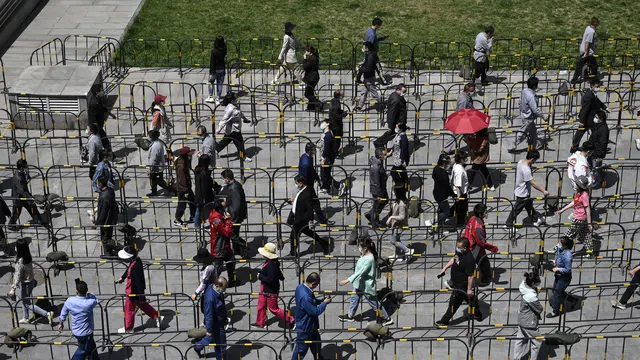 Antrean Warga Beijing Ikuti Pengujian Massal Covid-19. (Jade GAO/AFP)