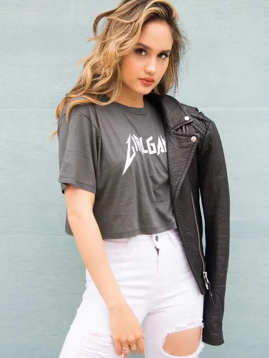 Walaupun hanya mengenakan kaus, celana jeans, dan jaket kulit akan tetapi Cinta Laura tetap tampak cantik menawan. (Foto: instagram.com/claurakiehl)