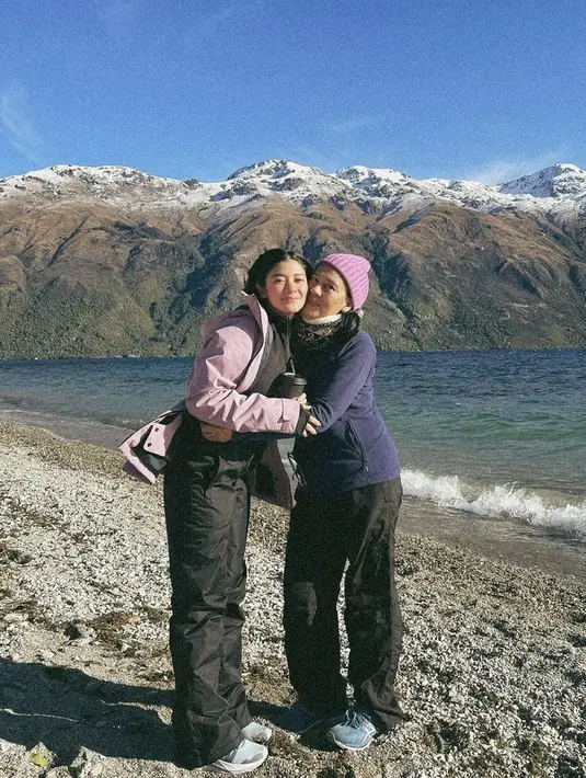 Naysila Mirdad bersama sang mamah pun menikmati keindahan alam di New Zealand di musim dingin. Terlihat ia mengenakan jaket pink dipadukan inner dan celana hitam. [Instagram/naymirdad]