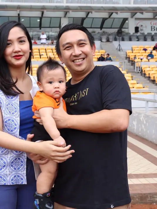 "Iya udah Sabtu lalu keluar, total 9 harian di Rumah Sakit. Senin besok udah siaran lagi. Bukan bandel tapi udah nanya ke profesornya gak apa kalau kerja lagi," kata Augie ditemui Bintang.com di Stadion Utama Gelora Bung Karno. (Andy Masela/Bintang.com)