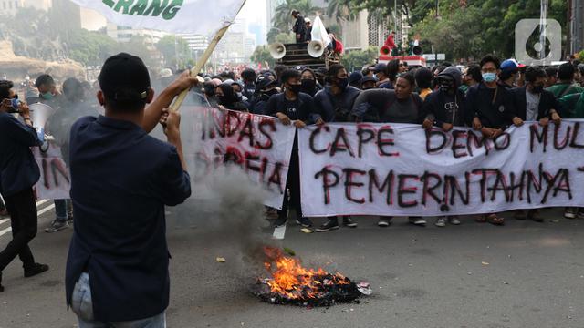 FOTO: Peringati Hari Pahlawan, Mahasiswa Berunjuk Rasa Tuntut Pencabutan Pengesahan UU Cipta Kerja