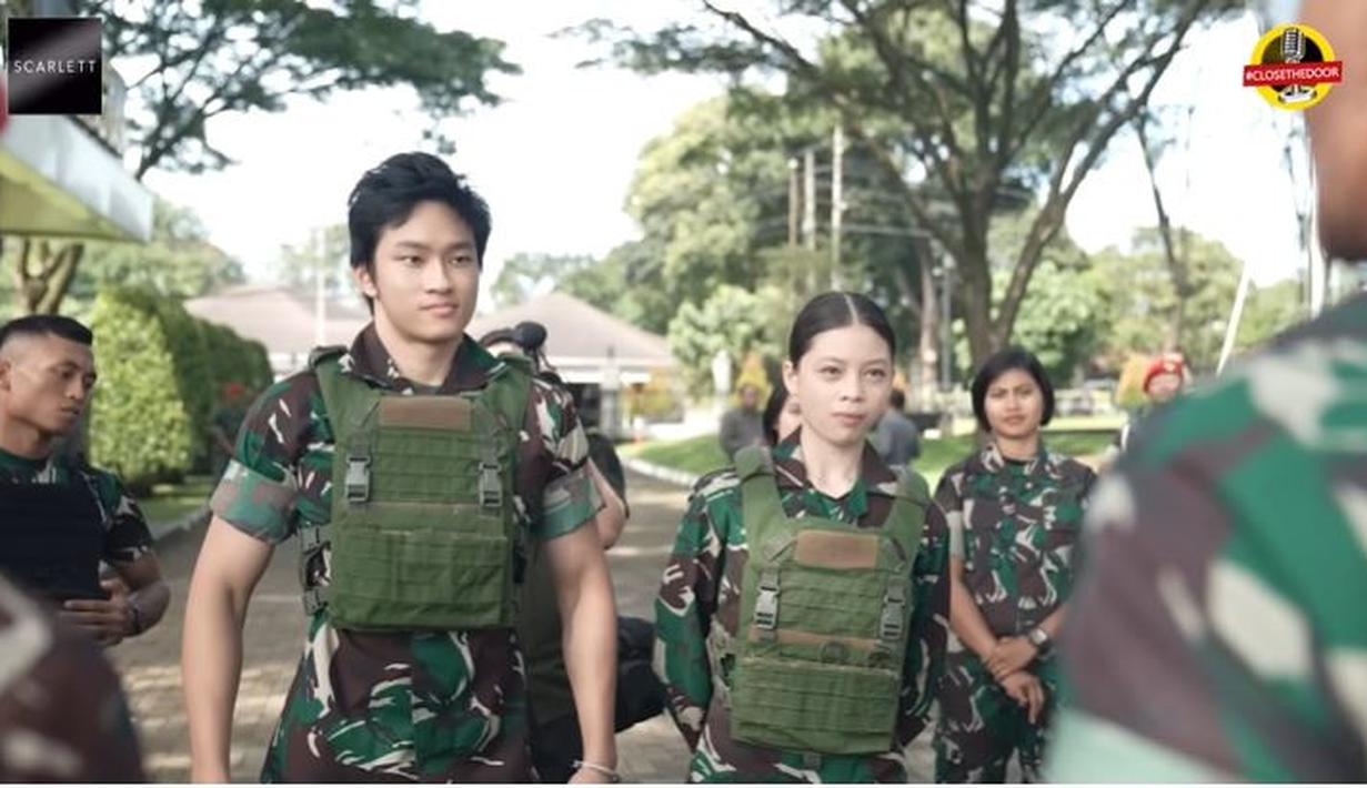 Sebagai balerina, tentu Nada Tarina dikenal dengan sosok yang penuh dengan kelembutan. Namun, siapa sangka, gadis berusia 13 tahun itu dengan penuh semangat dan energi mengikuti latihan bareng anggota Kopassus. Tidak sendiri, Nada juga ditemani oleh Azka Corbuzier. (Liputan6.com/YouTube/Azka Corbuzier)