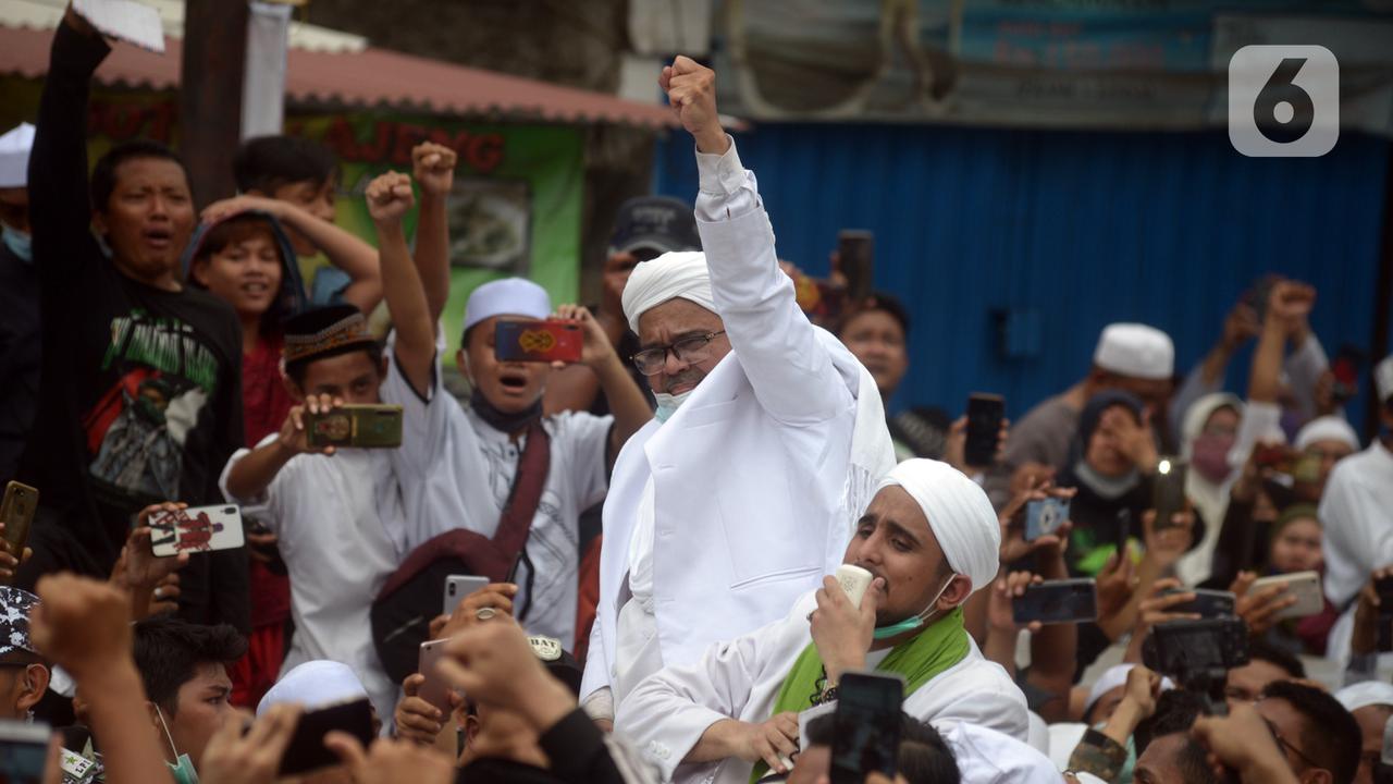 FOTO: Tiba di Petamburan, Rizieq Shihab Disambut Massa Pendukung