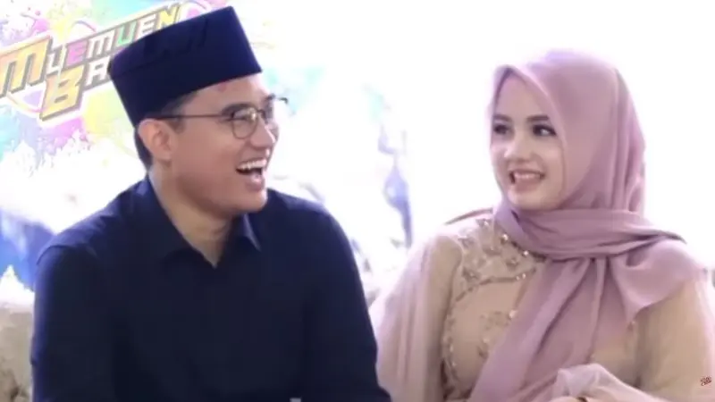 Putri Gus Kautsar Ning Chasna bermanja-manja dengan suaminya Gus Sunny. Potret romantis santri. (Foto: Liputan6.com/SS YT Muemuen Baelah)