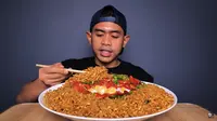 Mukbang Tanboy Kun menikmati 12 bungkus Mie Sedaap Goreng ala Chef Devina.