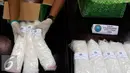 Barang bukti berupa shabu-shabu diperlihatkan bersama Tim gabungan Badan Narkotika Nasional (BNN) dan Direktorat Jenderal Bea Cukai saat rilis penyelundupan 270kg shabu, Jakarta, Selasa (20/10/2015). (Liputan6.com/Yoppy Renato)