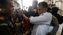 Terdakwa kasus obstruction of justice atau upaya untuk menghalang-halangi suatu proses hukum pada kasus pembunuhan Brigadir Nofriansyah Yosua Hutabarat atau Brigadir J, Hendra Kurniawan bersiap untuk menjalani sidang lanjutan dengan agenda pembacaan tuntutan oleh Jaksa Penuntut Umum di Pengadilan Negeri Jakarta Selatan, Jumat (27/1/2023). Mantan Karo Paminal Propam Polri tersebut dituntut 3 tahun penjara denda Rp 20 juta subsider 3 bulan kurungan penjara. (Liputan6.com/Johan Tallo)
