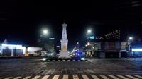 Tugu Jogja menjadi kawasan wisata yang biasanya penuh dengan wisatawan berfoto dengan latar belakang tugu Jogja. Kini, pada malam hari kondisi itu tidak seperti biasanya, sepi pengunjung.