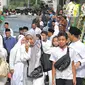 Suasana rumah duka KH Salahuddin Wahid atau Gus Sholah di Tendean, Jakarta, Senin (3/2/2020). Pemimpin Pondok Pesantren Tebuireng tersebut meninggal pada usia 78 tahun. (Liputan6.com/Herman Zakharia)