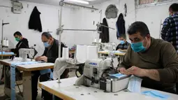Sejumlah pekerja Palestina membuat masker di sebuah pabrik di Gaza City (13/4/2020). Palestina pada Senin (13/4) mengatakan jumlah kasus terkonfirmasi COVID-19 meningkat menjadi 308, termasuk 36 kasus di Yerusalem Timur. (Xinhua/Rizek Abdeljawad)