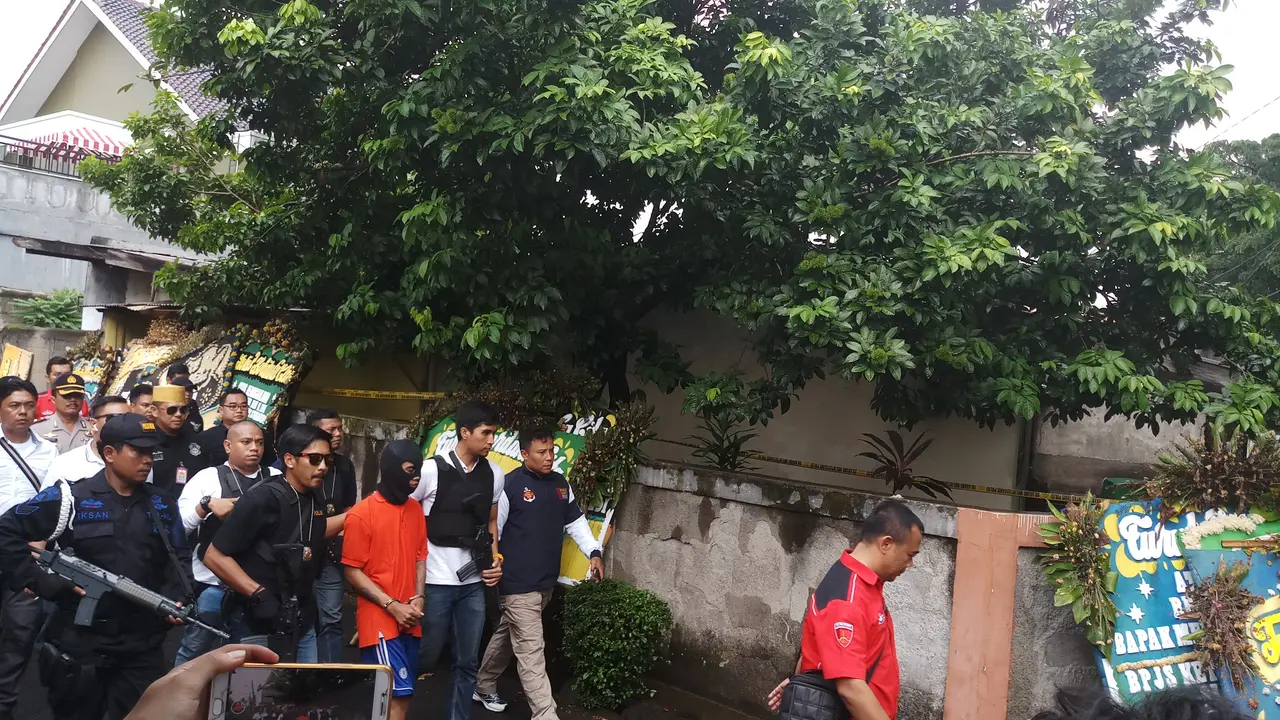Tersangka kasus pembunuhan pensiunan TNI AL menjalani rekonstruksi