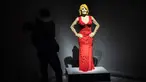 Seseorang berdiri di dekat patung "Courtney Red" yang terbuat dari susunan balok lego pada pameran Art of the Brick di Turin, Italia, Kamis (15/11). Pameran tersebut menampilkan berbagai patung lego karya seniman AS, Nathan Sawaya. (MARCO BERTORELLO/AFP)