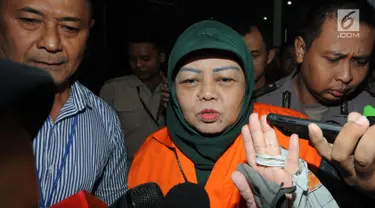 Anggota DPRD Malang Rahayu Sugiarti dimintai keterangan awak media usai menjalani pemeriksaan paska penetapan sebagai tersangka di gedung KPK, Jakarta, selasa (27/3). Rahayu Sugiarti resmi ditahan KPK untuk 20 hari kedepan. (Merdeka.com/Dwi Narwoko)