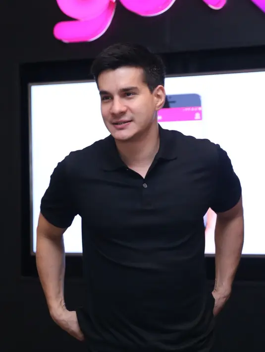 "Atau mungkin mereka cuma iseng saja tapi sial dan kena. Saya sih enggak pernah berharap mereka kena hukuman yang panjang, karena gue enggak percaya kalau penjara itu bisa menyelesaikan masalah," lanjutnya. (Nurwahyunan/Bintang.com)