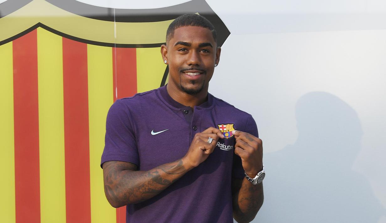 Pemain baru Barcelona, Malcom Filipe Silva de Oliveira, berpose dihadapan media saat tiba di Stadion Camp Nou, Barcelona, Selasa (24/7/2018). Blaugrana resmi mendapatkan jasa pemain Bordeaux ini dengan harga 41 juta euro. (AP/Manu Fernandez)