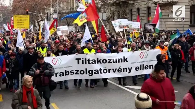 Sejumlah pekerja Hungaria melakukan aksi protes di Budapest. Mereka menentang Undang-undang tenaga kerja baru.