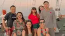 Selain itu pasangan ini juga kerap melakukan liburan bersama dengan keluarga tercinta. Anang dan Ashanty meluangkan waktu liburan untuk quality time bersama keluarga tercinta.Keluarga Anang ini juga mengajak para karyawannya untuk menikmati keindahan Labuan Bajo.(Liputan6.com/IG/ashanty_ash)