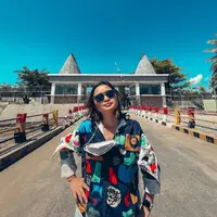 Gritte Agatha di jembatan perbatasan antara Indonesia dan Timor Leste. (Instagram/@gritteagathaa)