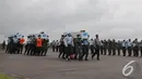 Petugas membawa peti berisi jenazah penumpang AirAsia QZ8501, Pangkalan Bun, Kalteng, Senin (5/1/2015). (Liputan6.com/Herman Zakharia)