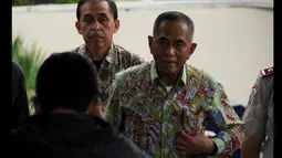 Mengenakan kemeja batik lengan panjang, Menhan Ryamizard Ryacudu memasuki Gedung Komisi Pemberantasan Korupsi (KPK), Jakarta, Rabu (22/01/15).  Kunjungan Menhan Ryamizard Ryacudu untuk melaporkan harta kekayaannya. (Liputan6.com/Faisal R Syam)