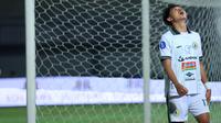 Pemain PSS Sleman, Riki Dwi Saputro tampak kecewa setelah gagal mencetak gol ke gawang Dewa United pada laga pekan ke-15 BRI Liga 1 di Stadion Indomilk Arena, Tangerang, Jumat (6/10/2023). PSS Sleman kalah dengan skor 1-3. (Bola.com/M. Iqbal Ichsan)