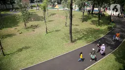 Pengunjung berjalan di Tebet Eco Park, Jakarta, Selasa (10/5/2022). Warga memanfaatkan libur dengan bermain dan berolahraga di taman terbuka setelah pemerintah memperpanjang masa liburan sekolah hingga tanggal 11 Mei 2022. (Liputan6.com/Faizal Fanani)