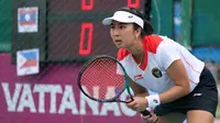 Petenis tunggal putri Indonesia, Aldila Sutjiadi saat tampil menghadapi Thailand pada laga final nomor beregu putri cabor tenis SEA Games 2023 di Morodok Techo Stadium, Phnom Penh, Kamboja, Selasa (9/5/2023). Total 4 emas, 2 perak dan 3 perunggu direbut Aldila Sutjiadi dkk membuat tim tenis Indonesia menjadi juara umum di SEA Games 2023. (Bola.com/Abdul Aziz)