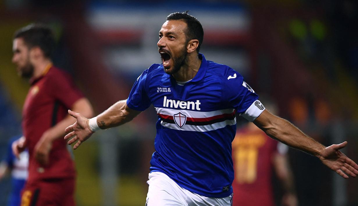 Fabio Quagliarella. Striker Italia berusia 39 tahun yang kini memasuki musim ke-7 bersama Sampdoria ini menjadi pemain tertua yang pernah menjadi top skor Liga Italia. Itu terjadi pada musim 2018/2019 saat ia berusia 36 tahun dengan mencetak total 26 gol di musim tersebut. (AFP/Marco Bertorello)