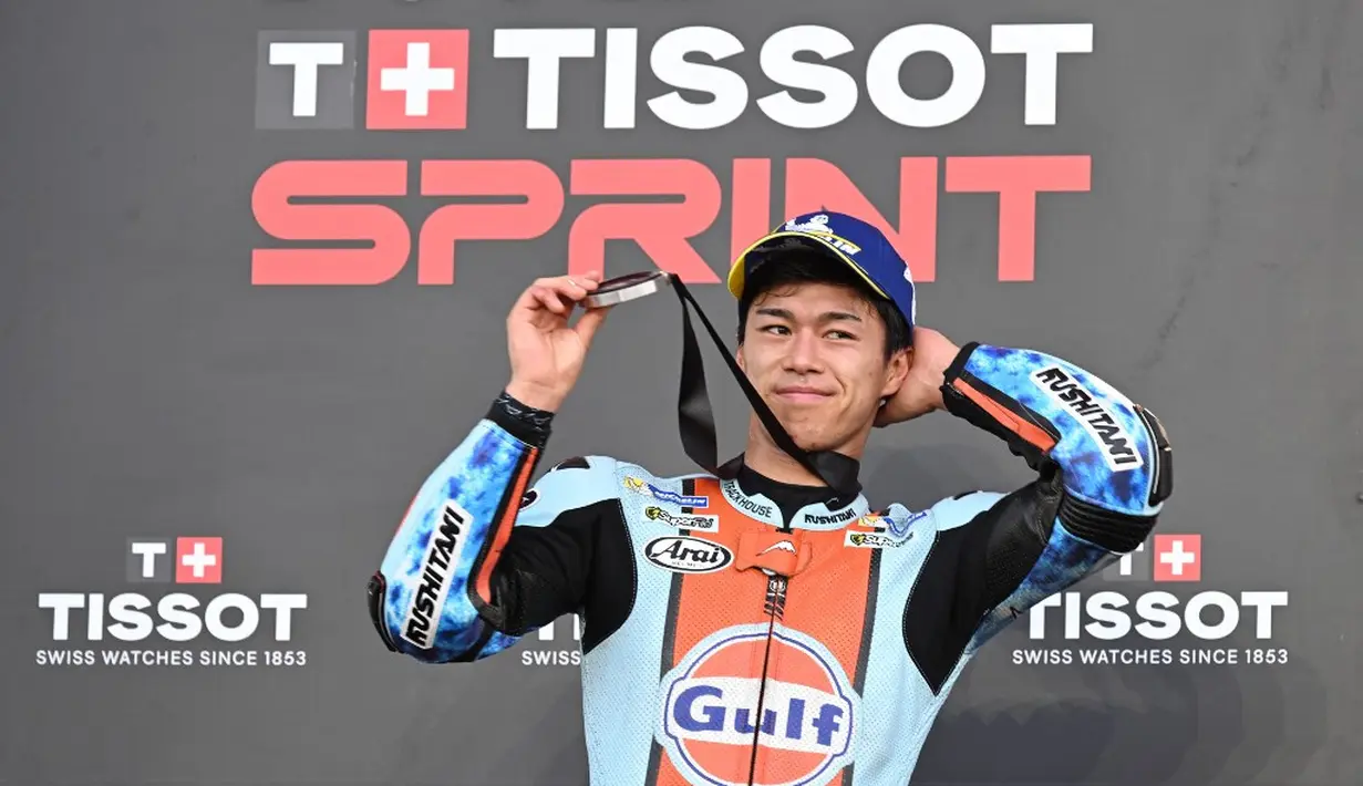 Pembalap SuperFile Trackhouse MotoGP Team asal Jepang, Ai Ogura, merayakan keberhasilannya finis di posisi kedua pada Sprint Race MotoGP Indonesia di atas podium Sirkuit Internasional Mandalika, Mandalika, Sabtu (10/10/2026). (SONNY TUMBELAKA/AFP)
