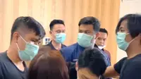Detik-detik dr Richard Lee ditangkap tim Polda Metro Jaya di rumahnya di Kota Palembang Sumsel (Dok. Instagram @renieffendi24 / Nefri Inge)