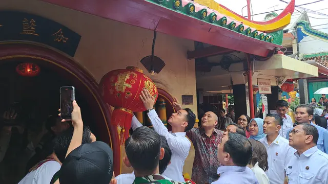 Wakil Presiden Gibran Rakabuming Raka kembali mengunjungi Kota Tangerang untuk meninjau langsung progres salah satu Proyek Strategis Nasional (PSN), dari Pemerintah Pusat yakni revitalisasi Pasar Anyar, serta kesiapan perayaan Tahun Baru Imlek di Klenteng