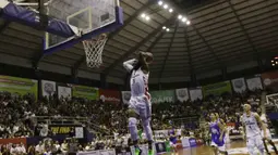 Pebasket Stapac Jakarta, Savon Goodman, memasukkan bola saat melawan Satria Muda Jakarta pada laga final IBL 2019  di C-Tra Arena, Bandung, Sabtu (23/3). Savon Goodman terpilih menjadi pemain terbaik IBL 2019. (Bola.com/M Iqbal Ichsan)