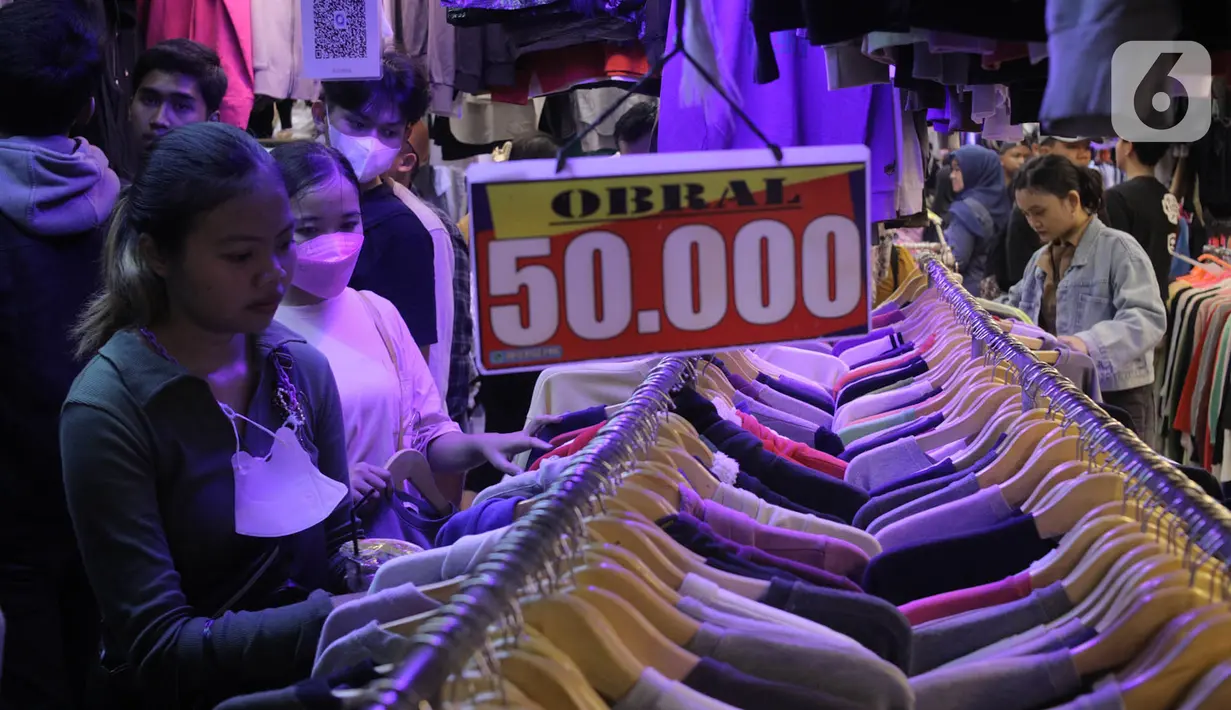 Para calon pembeli memilih pakaian impor bekas di Pasar Senen, Jakarta, Kamis (9/3/2023). Menteri Perdagangan Zulkifli Hasan mengatakan pemerintah tidak melarang bisnis baju bekas, tetapi impor baju bekas yang jadi produk bisnis thrifting jelas dilarang. (Liputan6.com/Faizal Fanani)